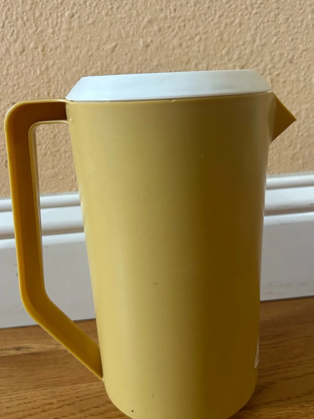 VTG NOS Rubbermaid Harvest Gold Covered Pitcher with White Lid 2.25 Quart Retro